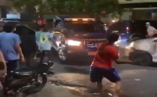 Mobil Diduga Milik Bea Cukai Diamuk Massa, Dilempar Hingga Ditabrak
